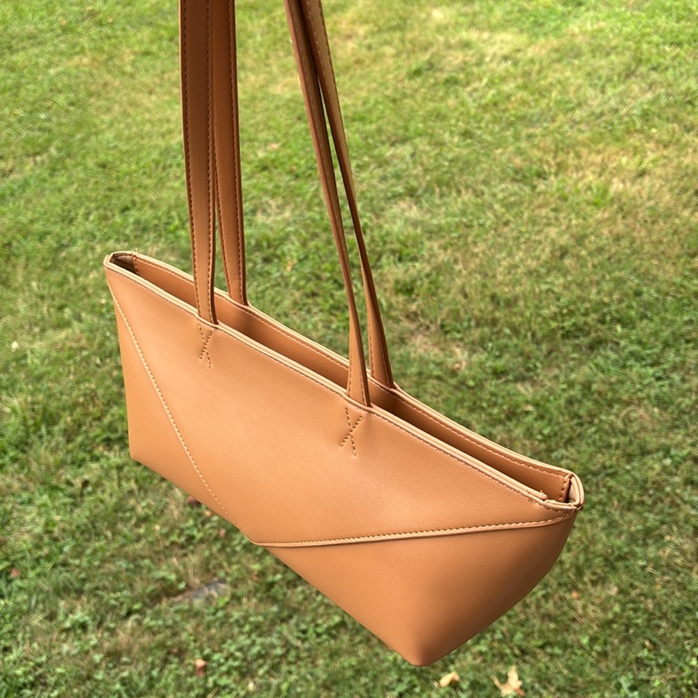 Shoulder bag with all the style. Perfect fall accessory. Fashion bag.